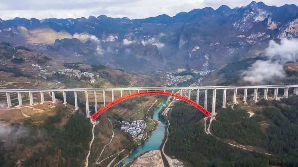 船开上高架了!网友:不晃,但就是脚软