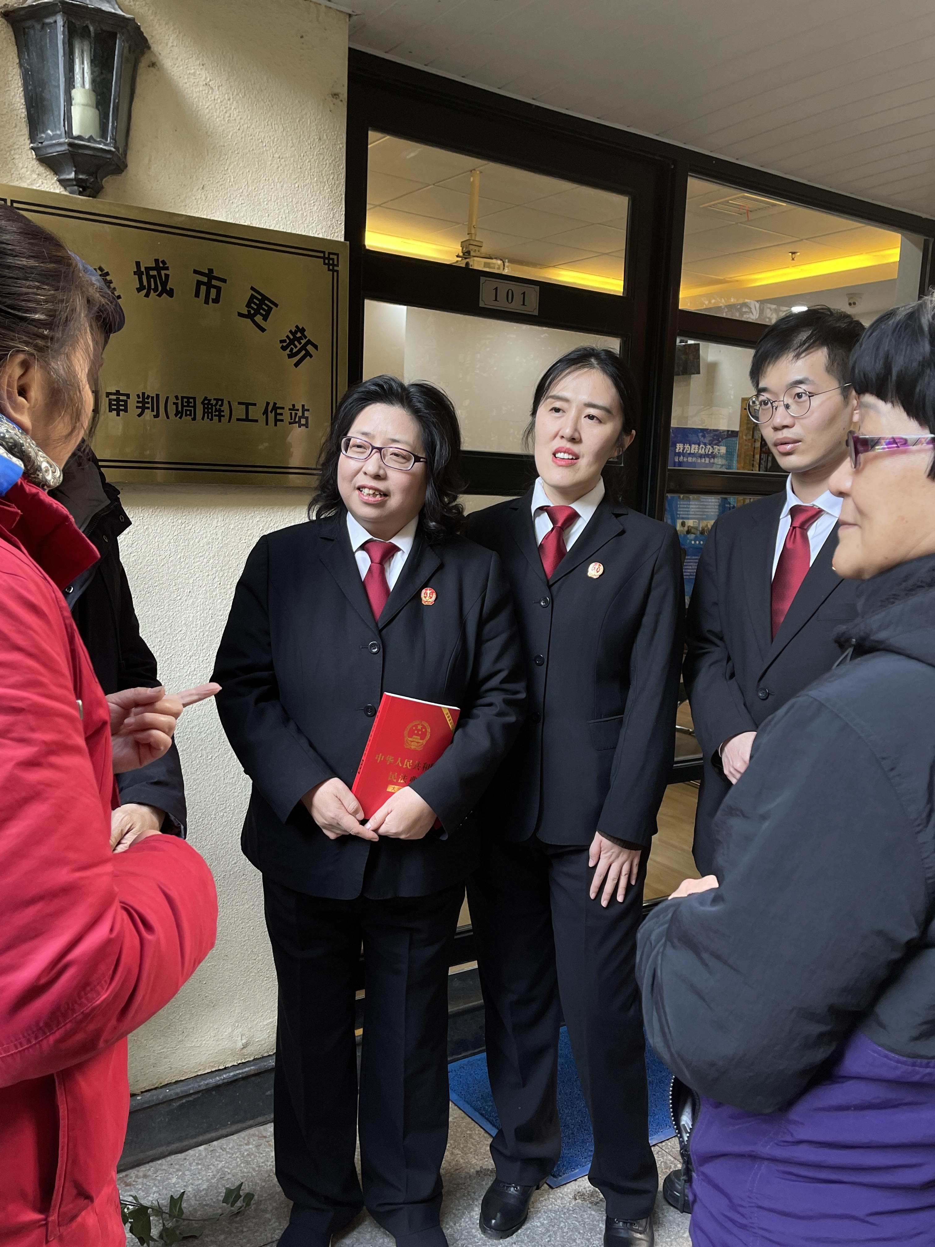 12月1日,民事审判庭法官王蓓蕾,王琳娜和法官助理薛天豪在工作站为