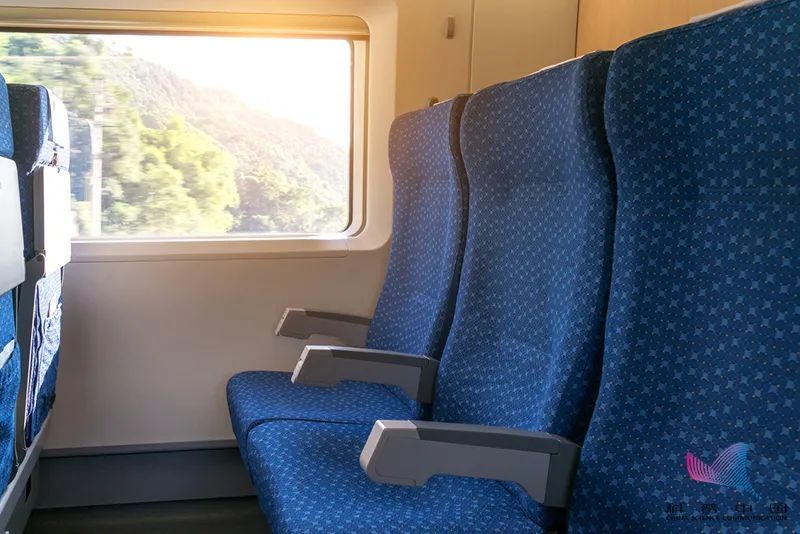 高铁比火车快那么多,为啥从车窗看速度却差不多?这里可有大学问