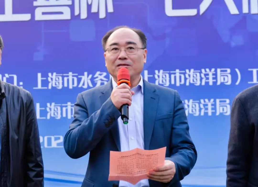 赵明副局长为获奖集体和个人颁奖,并宣布第一届上海水务海洋"上善杯"