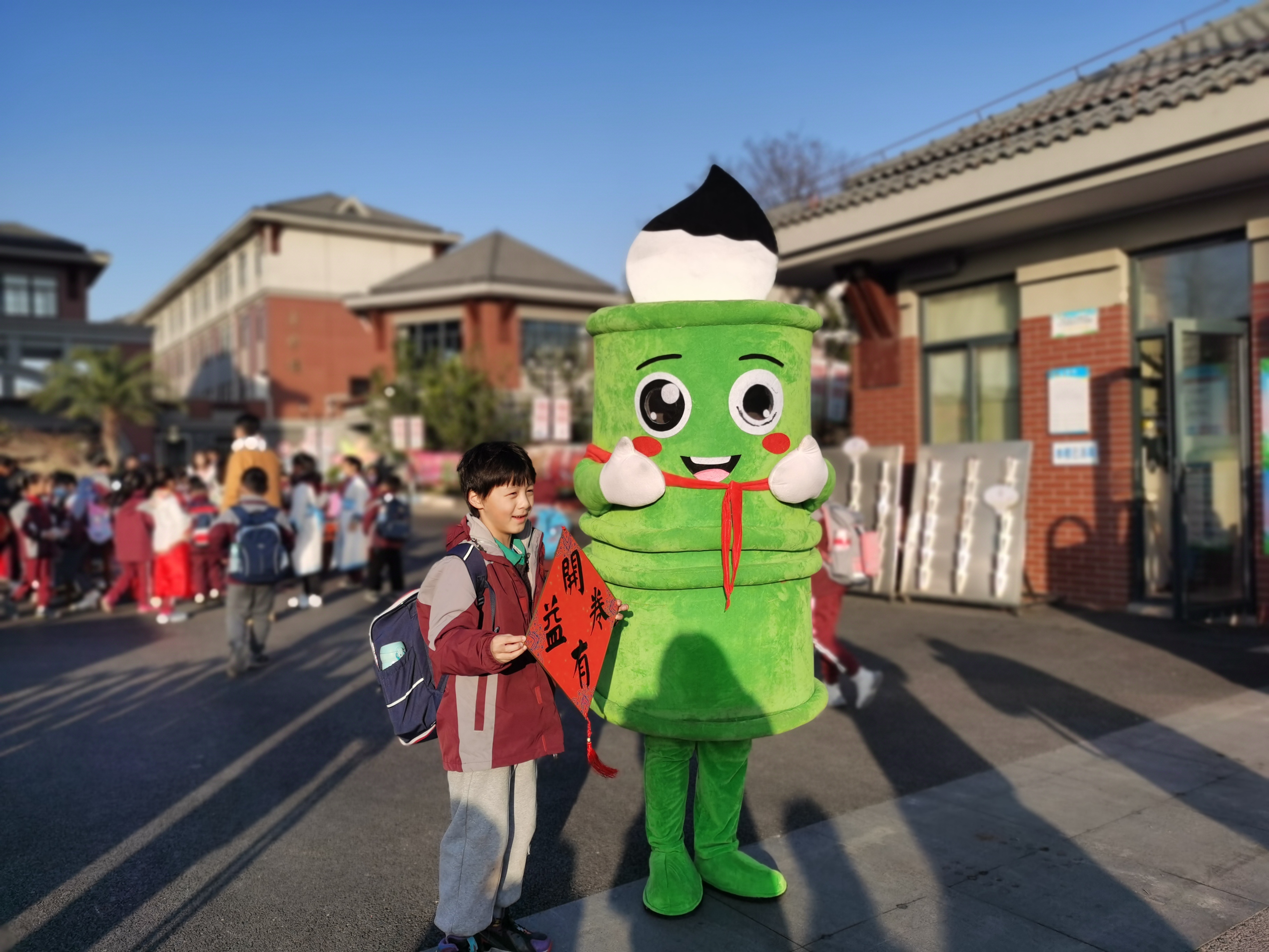 "九亭五小校长殷海强说,自2016年建校,学校就将书法教育列为五年发展