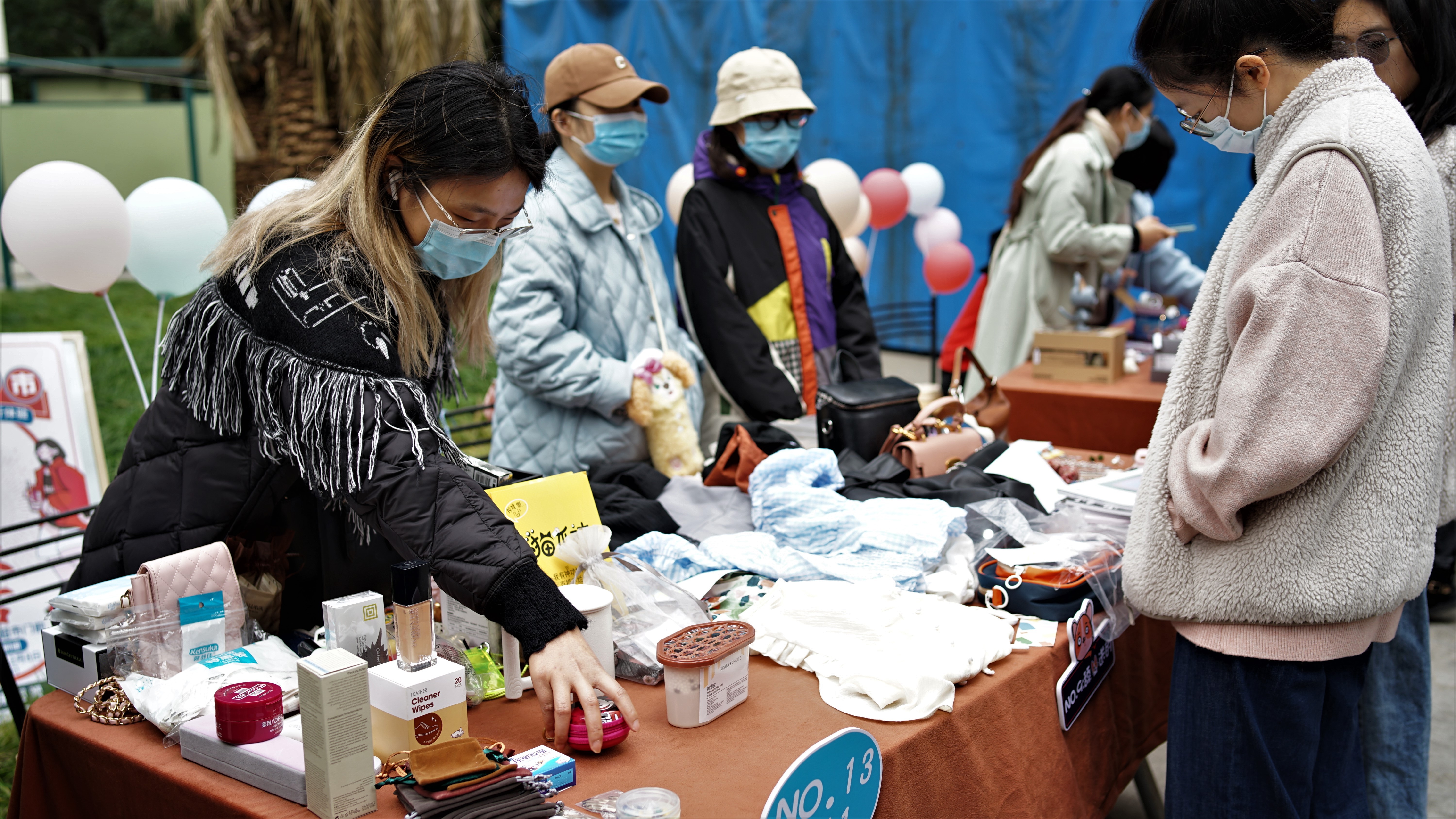 視頻丨閒置物品堆太多迷你二手集市開進位於靜安的這所高校