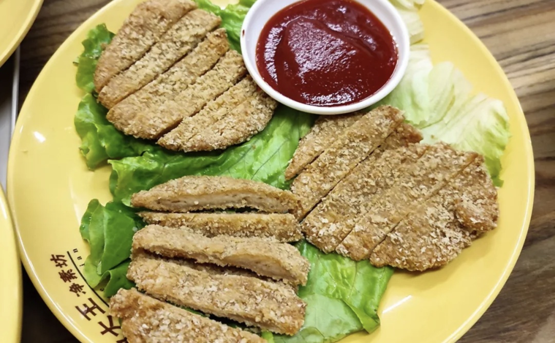 其实是用豆制品制作而成,撒上孜然粉,还真的有在吃羊肉串的感觉.