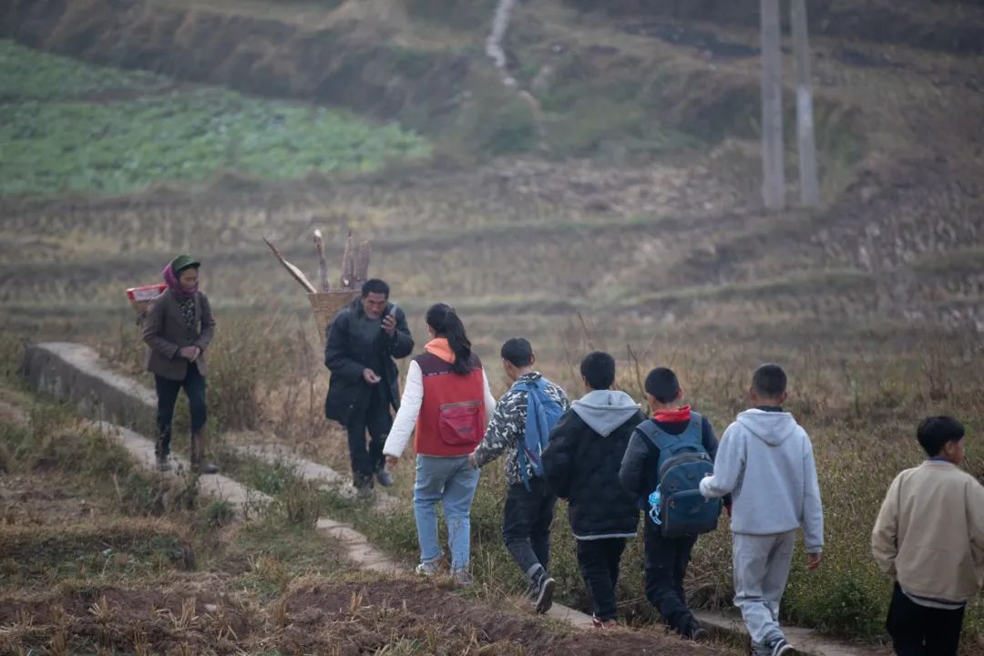 还有上学要走一小时的山路家里的泥土房上山采蘑菇,放羊和孩子们对