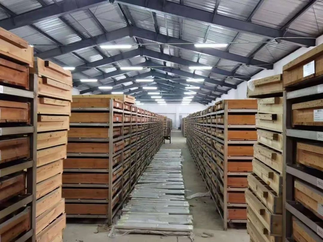 抱着好奇地心态走进岩心库,可以看到这里陈列着很多木架子,打开抽屉