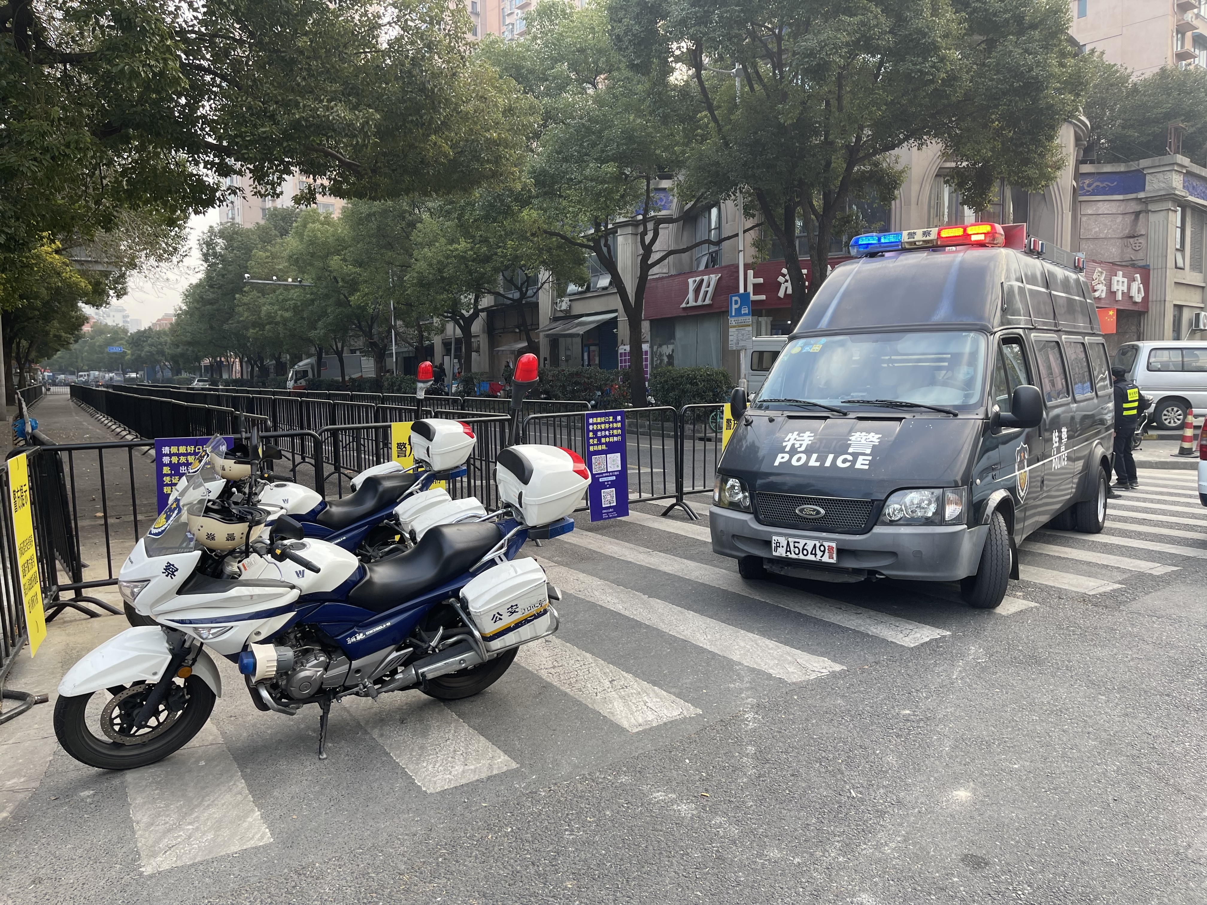 冬至扫墓交警护航车流畅通停车充足