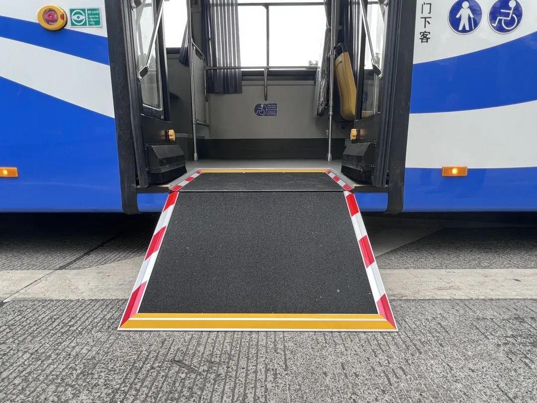 注意注意奉贤区首批低地板公交车已上线