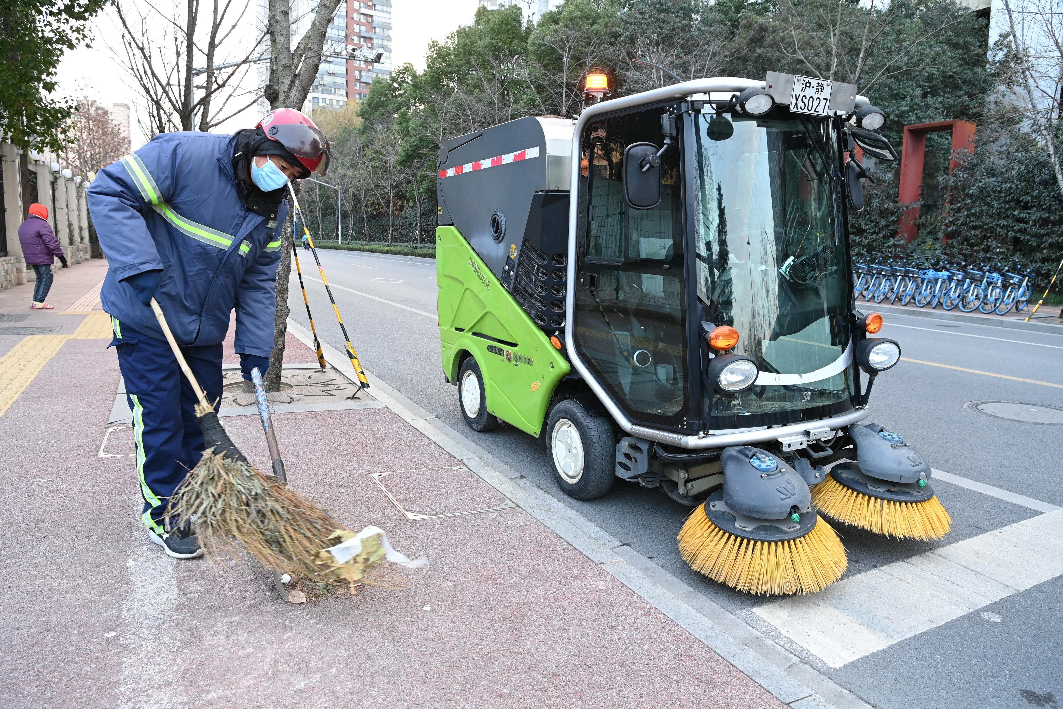 寒潮下环卫工人坚守岗位保障城区环境整洁有序