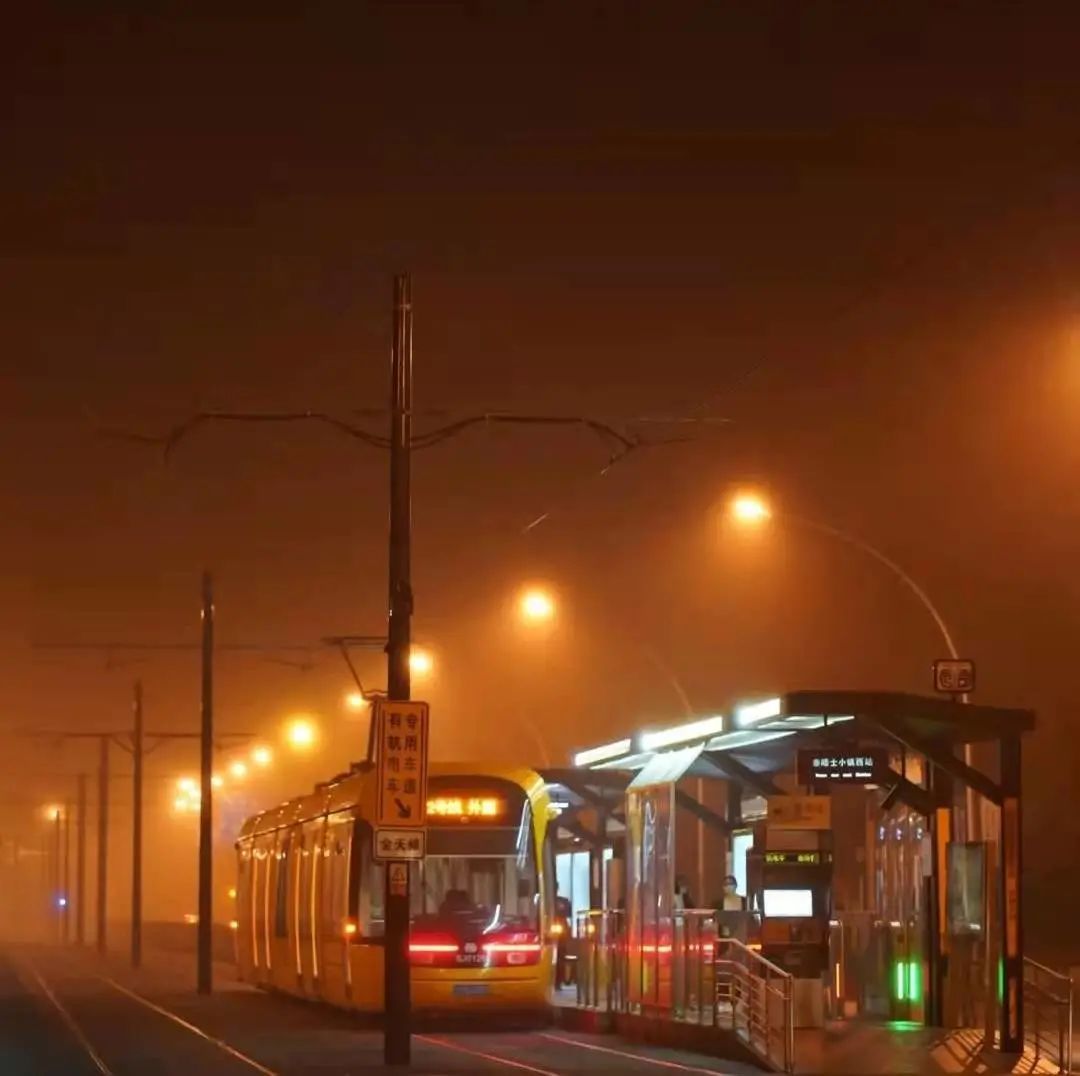 月色入户欣然起行致敬寒夜中的松江的城市夜行人