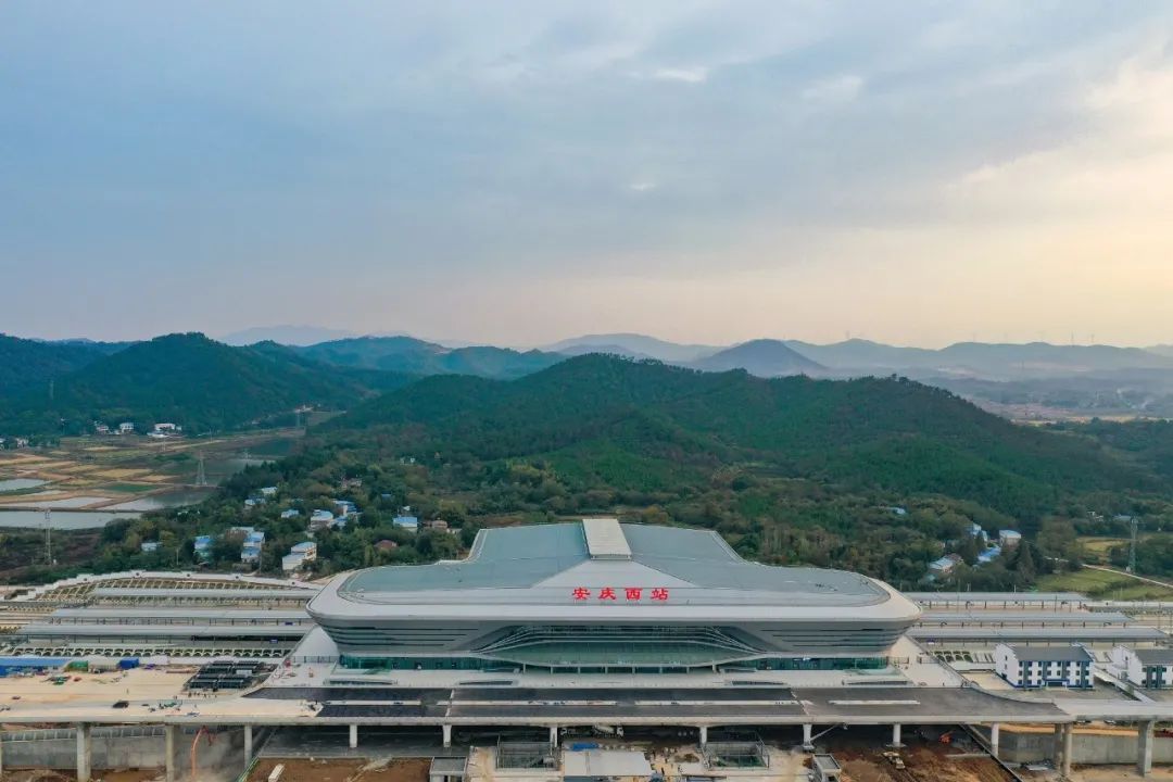 安庆西站,终至江西省庐山站,全线设安庆西,潜山,太湖南,宿松东,黄梅东