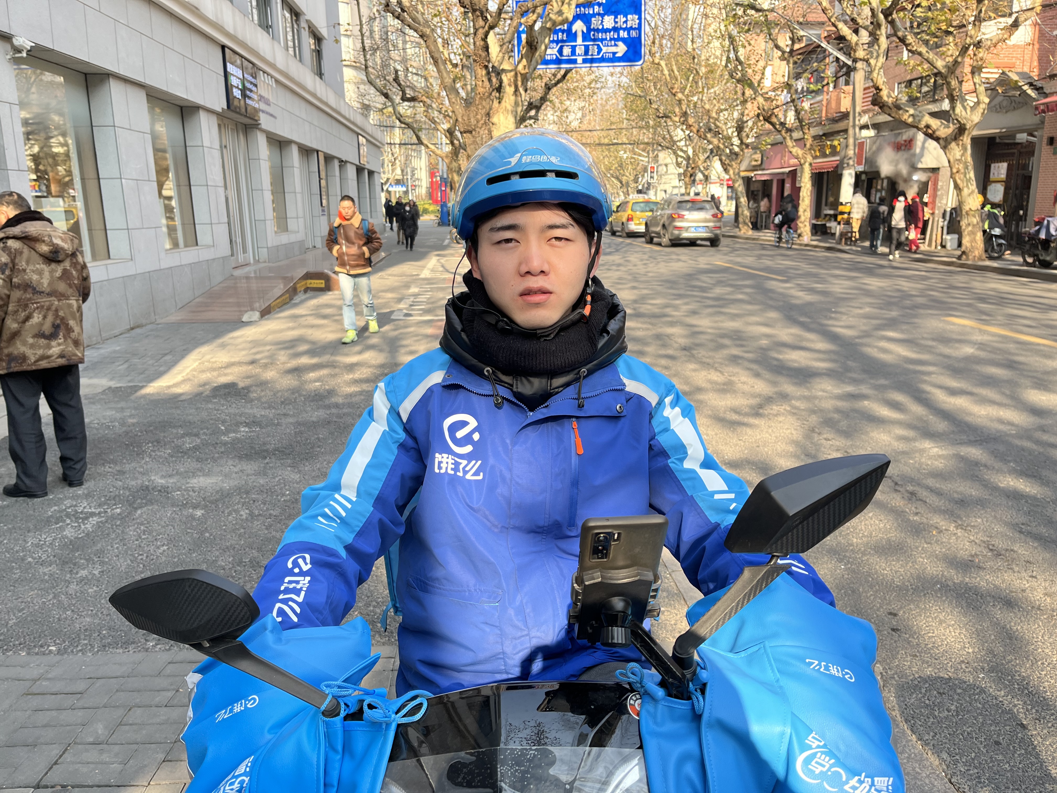 杨海龙是饿了么静安延平路站点的配送小哥,正逢跨年夜,订单量比平时多