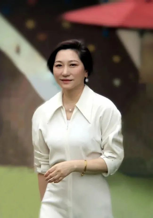 朱乃楣上海市普陀区洵阳路小学校长特级校长,正高级教师,国家督学