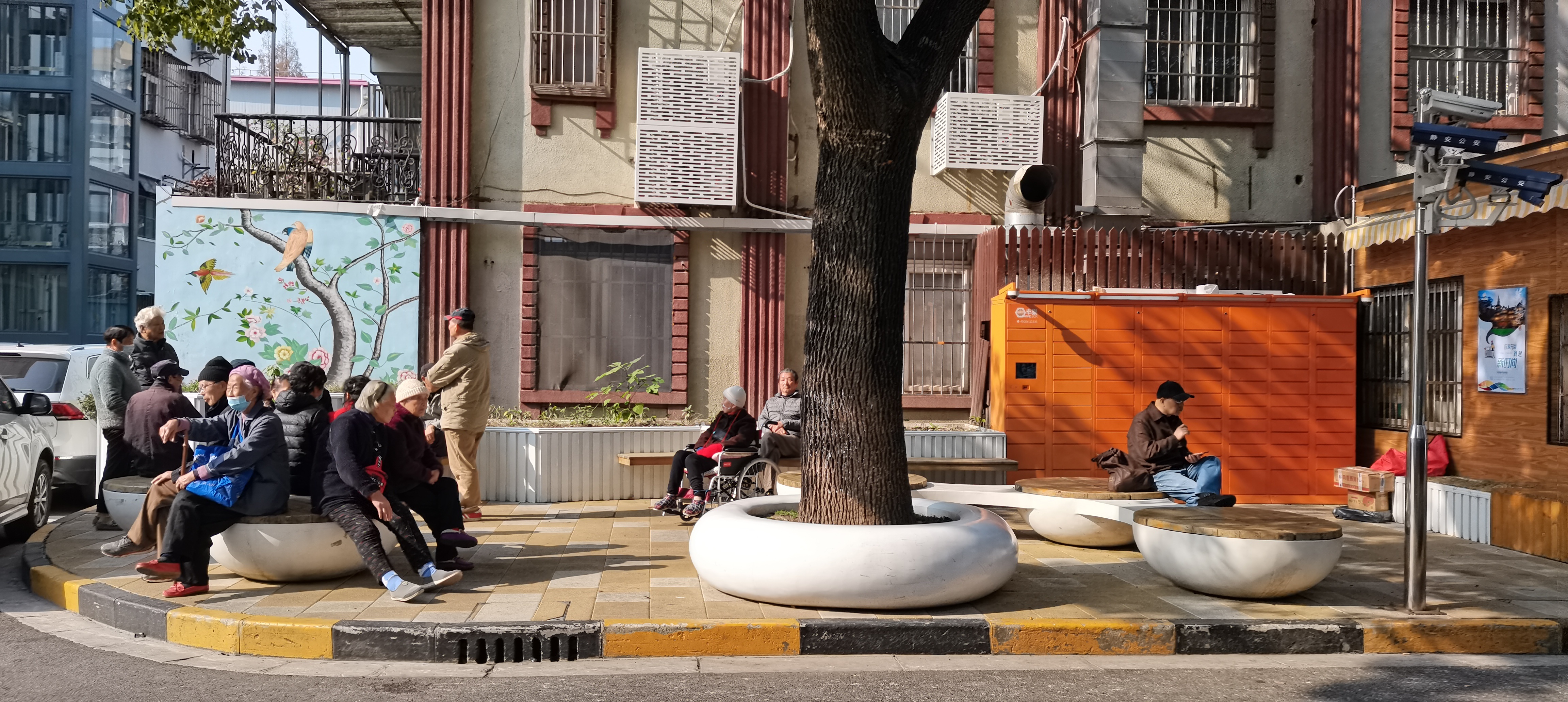 这个冬天阳光满铺城市公共座椅