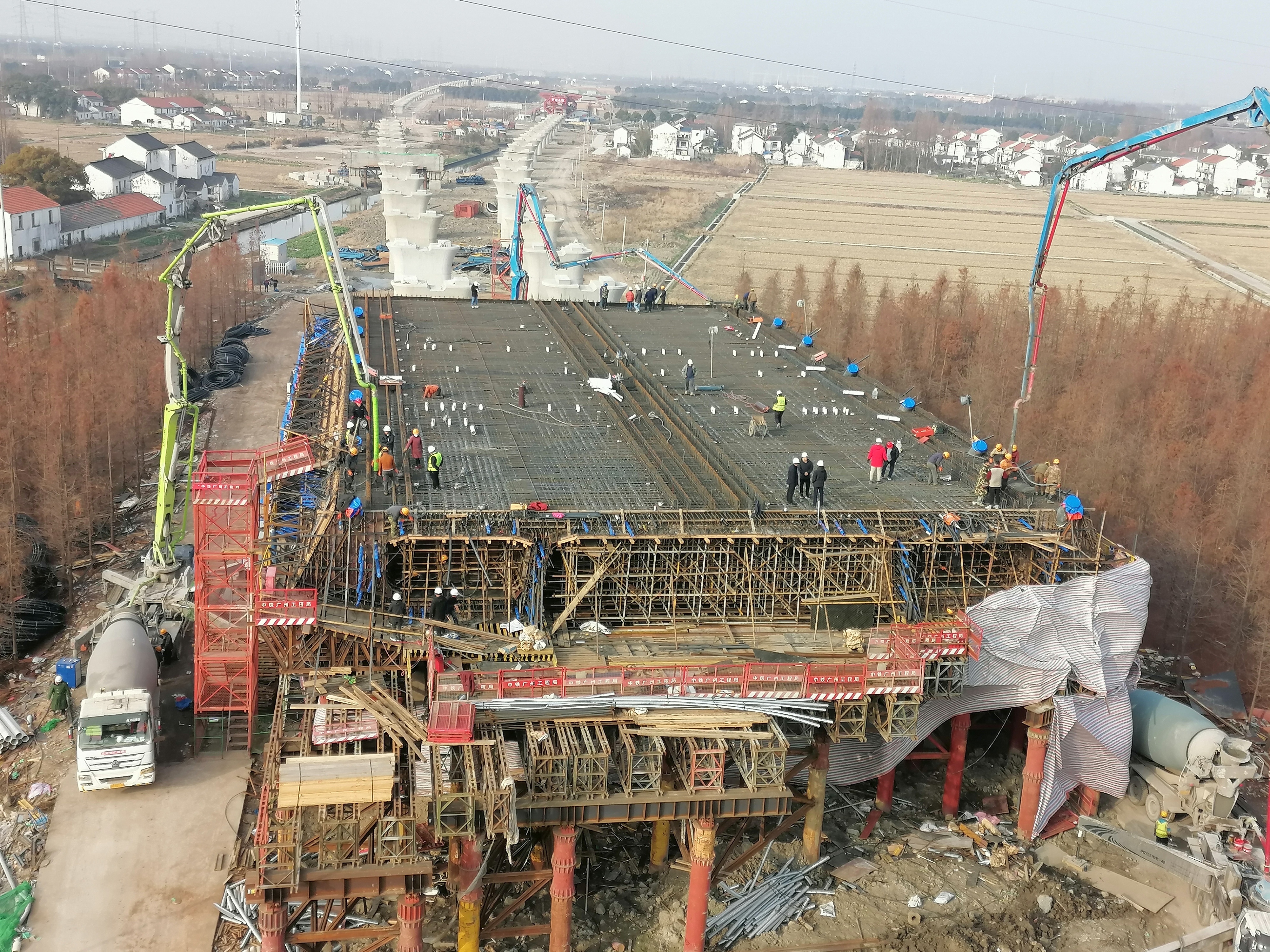 跨斜塘航道斜拉桥边跨现浇梁开始浇筑沪苏湖铁路重难点工程进入全新