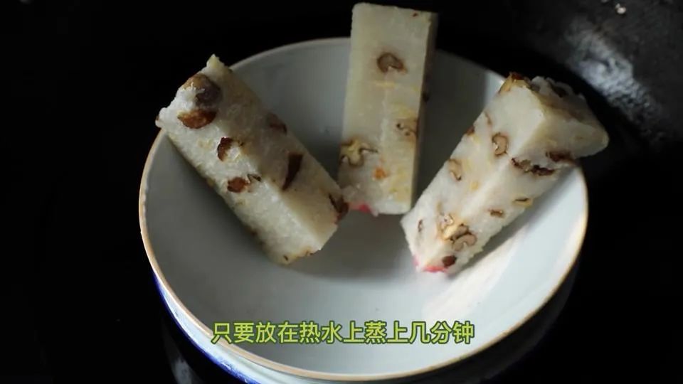 冷冻过的崇明糕只需放在热水上蒸上几分钟,又变得软糯可口,像刚刚蒸