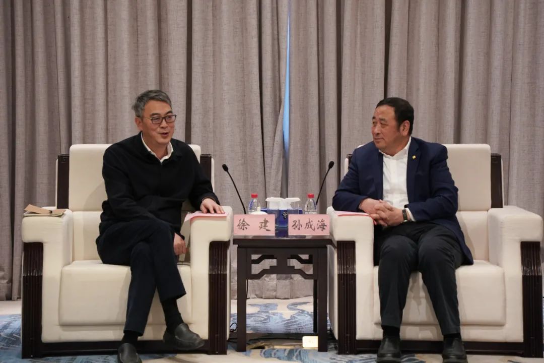 并颁发"2021年度青浦区百强优秀企业"奖牌