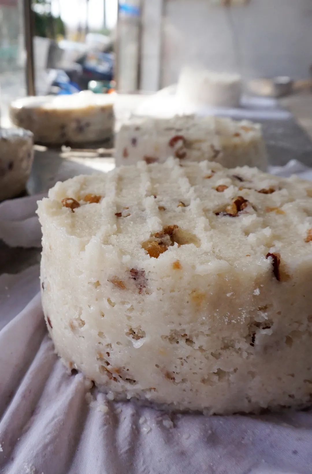 三四百笼热乎乎的崇明糕从这里发出.