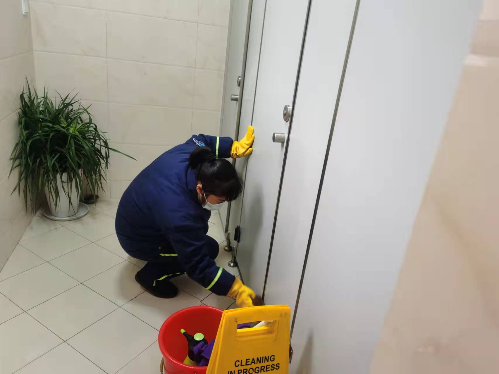 从业九年有五个除夕在岗公厕保洁员周杰华说市民认可辛苦也值