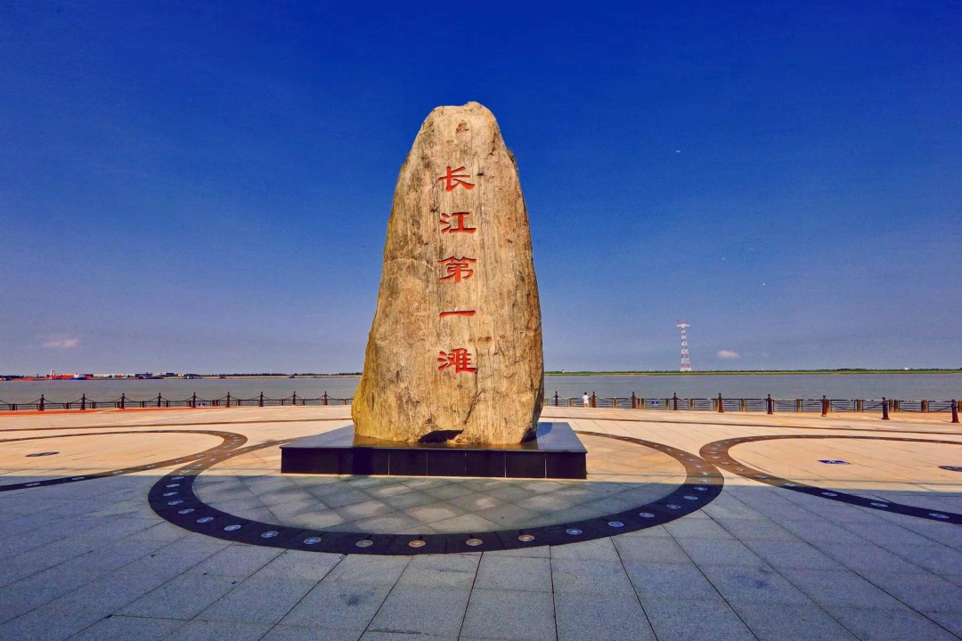 长兴岛"长江第一滩"地处长江入海口,集合了餐饮,休闲,生态观光,海洋