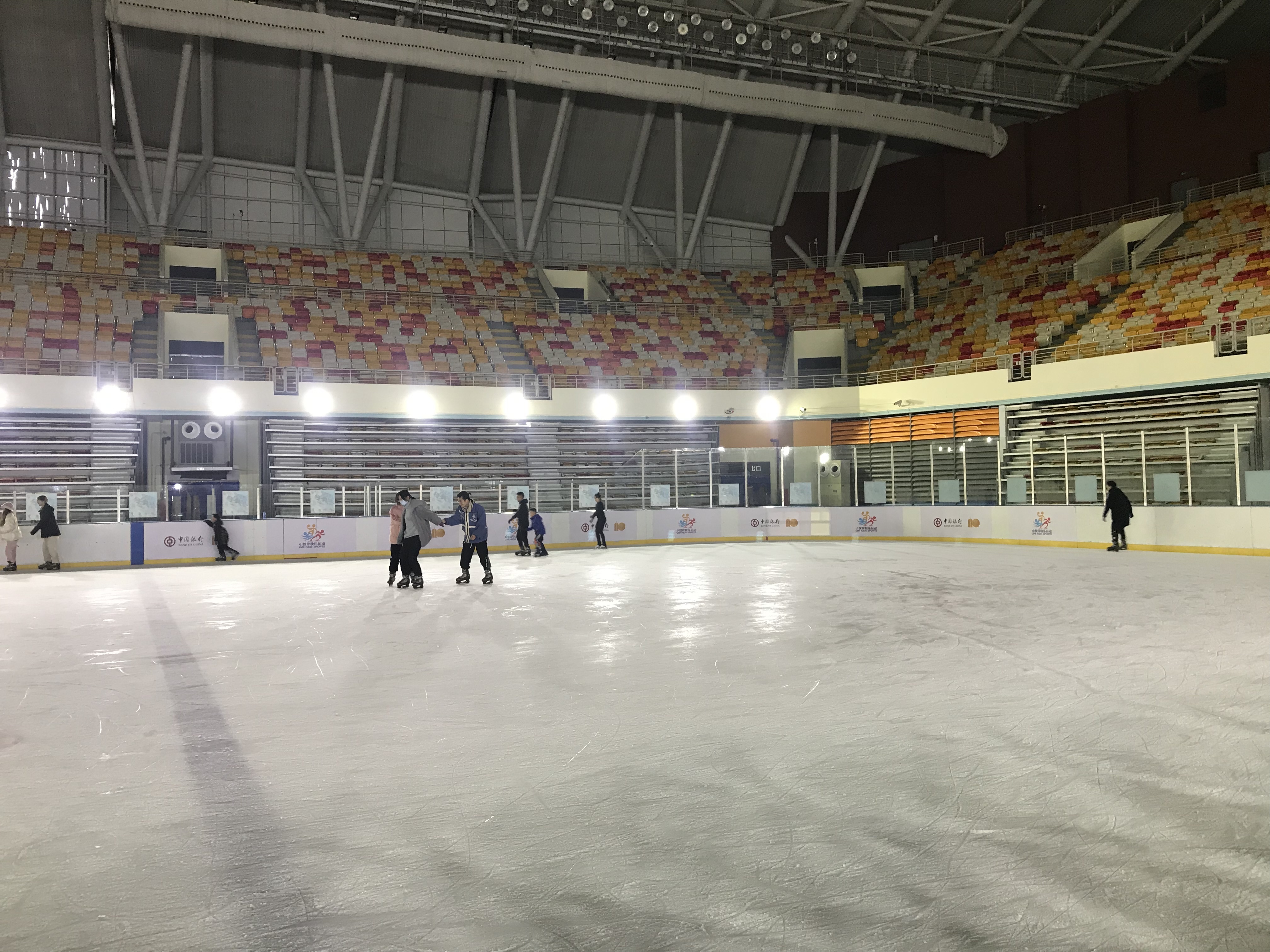 个小伙伴一起来到位于松江大学城的上海大学生体育中心滑冰馆体验滑冰