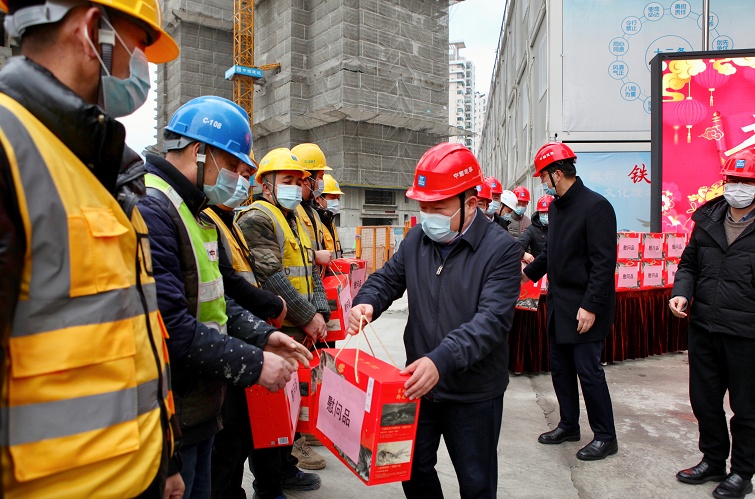 市住房城鄉建設管理委主任姚凱帶隊開展節前建築工地安全檢查和慰問