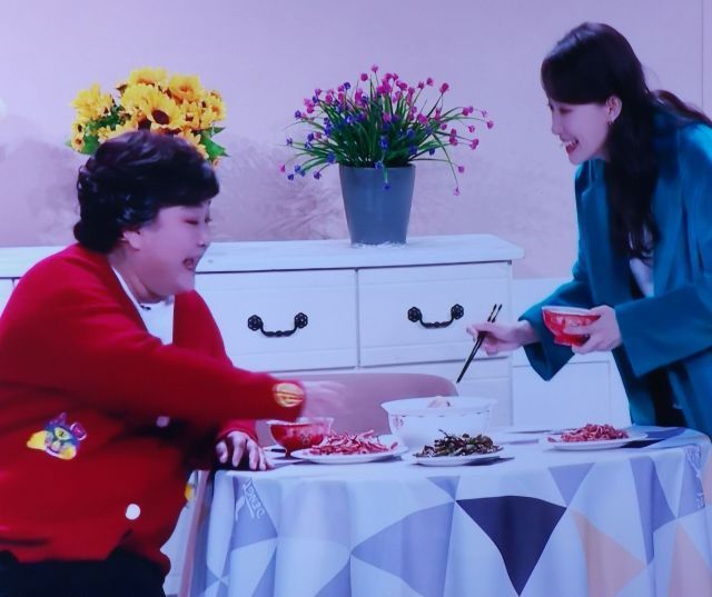 春晚上出圈的这只碗咱山东淄博造的