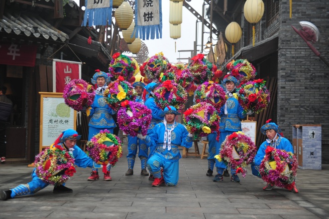 视频黄河岸边舞起绣球灯