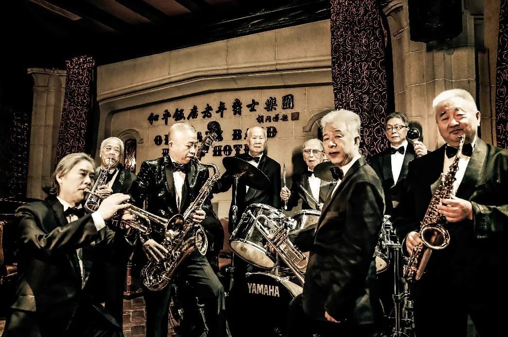 黑领结,白衬衫,背带裤的老克勒强调征服了中外宾客