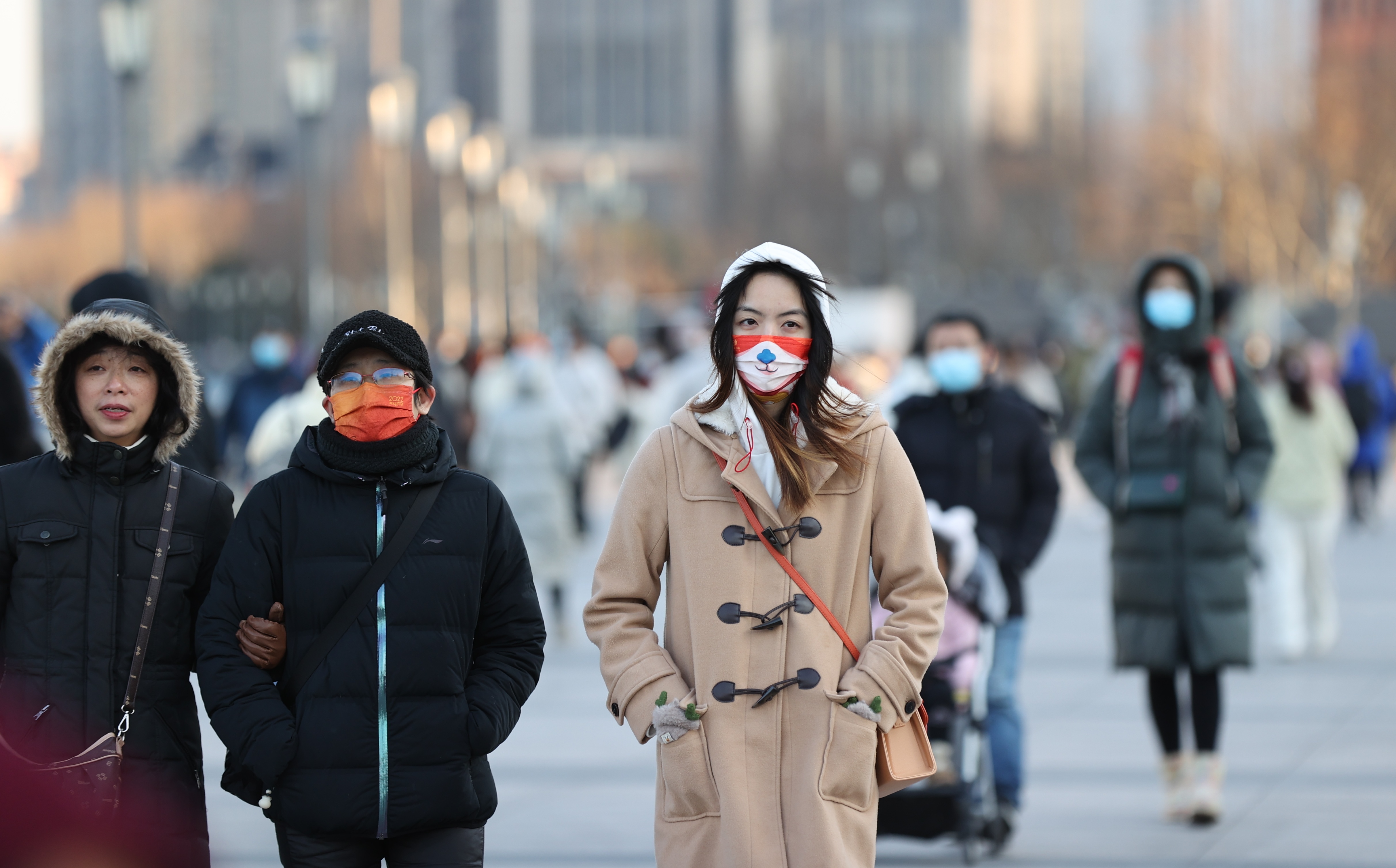 玩转口罩搭配的达人们戴口罩时,也不忘表达自己的时尚态度"年味"十足