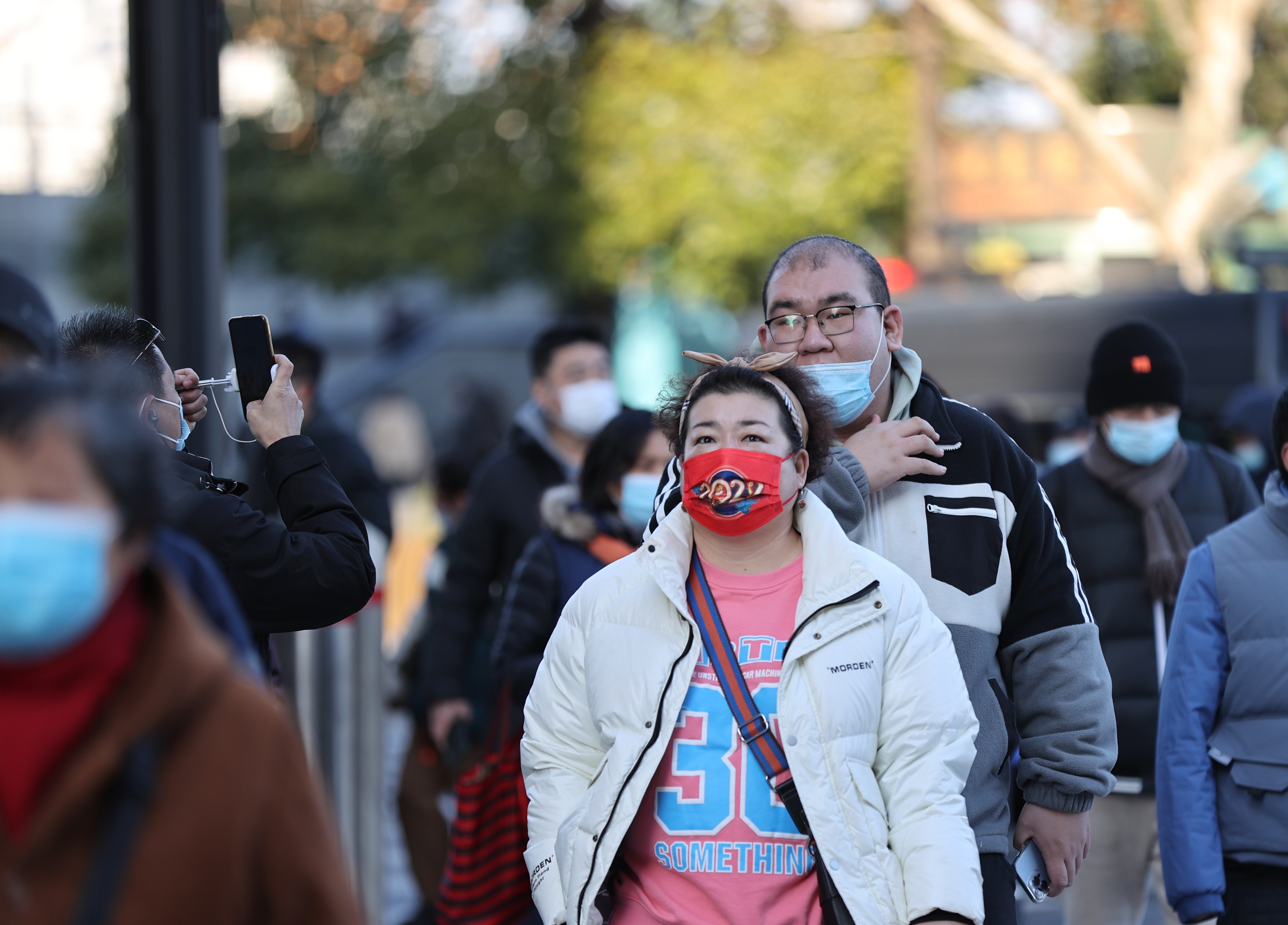 爱申活暖心春丨街拍黄浦:花式口罩下的"时髦年味"