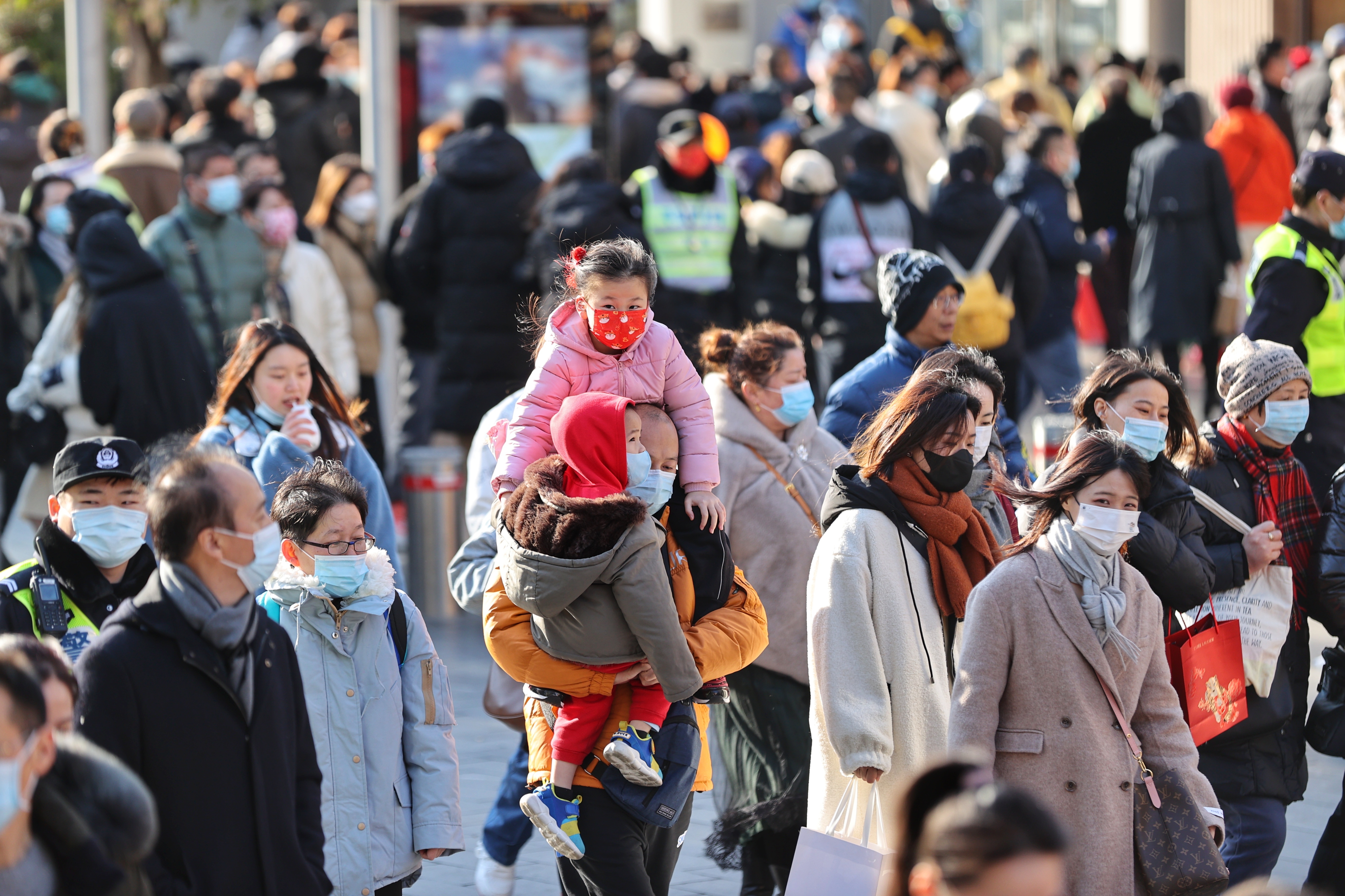 搭配起着"画龙点睛"的效果可为衣着加分玩转口罩搭配的达人们戴口罩时