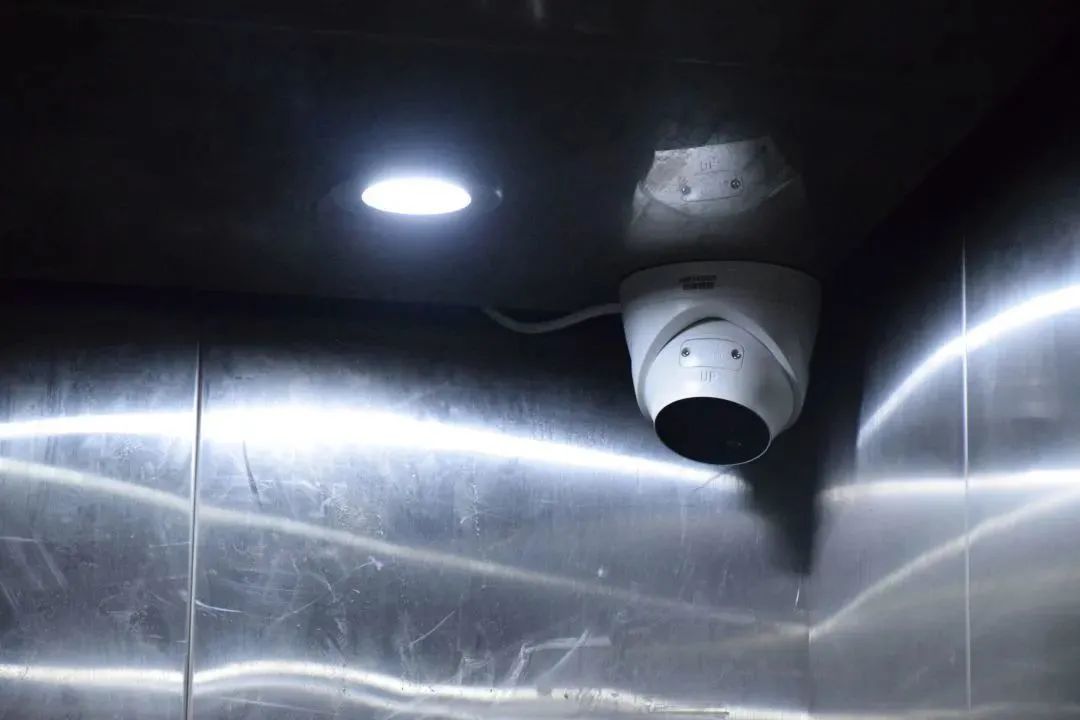 电梯里的摄像头,除了实现轿厢内实时视频监控,还可以通过视频智能识别