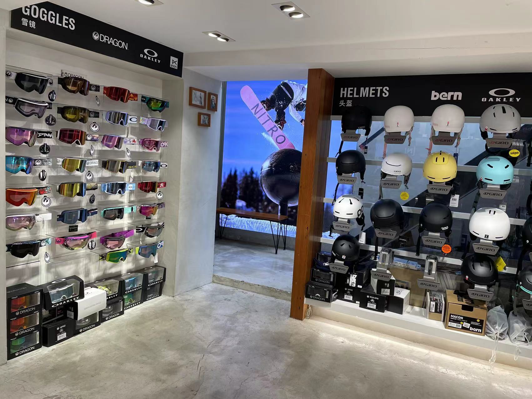 上海冷山雪具店共有上下两层,面积达共180平方米,1楼有当季新款雪板