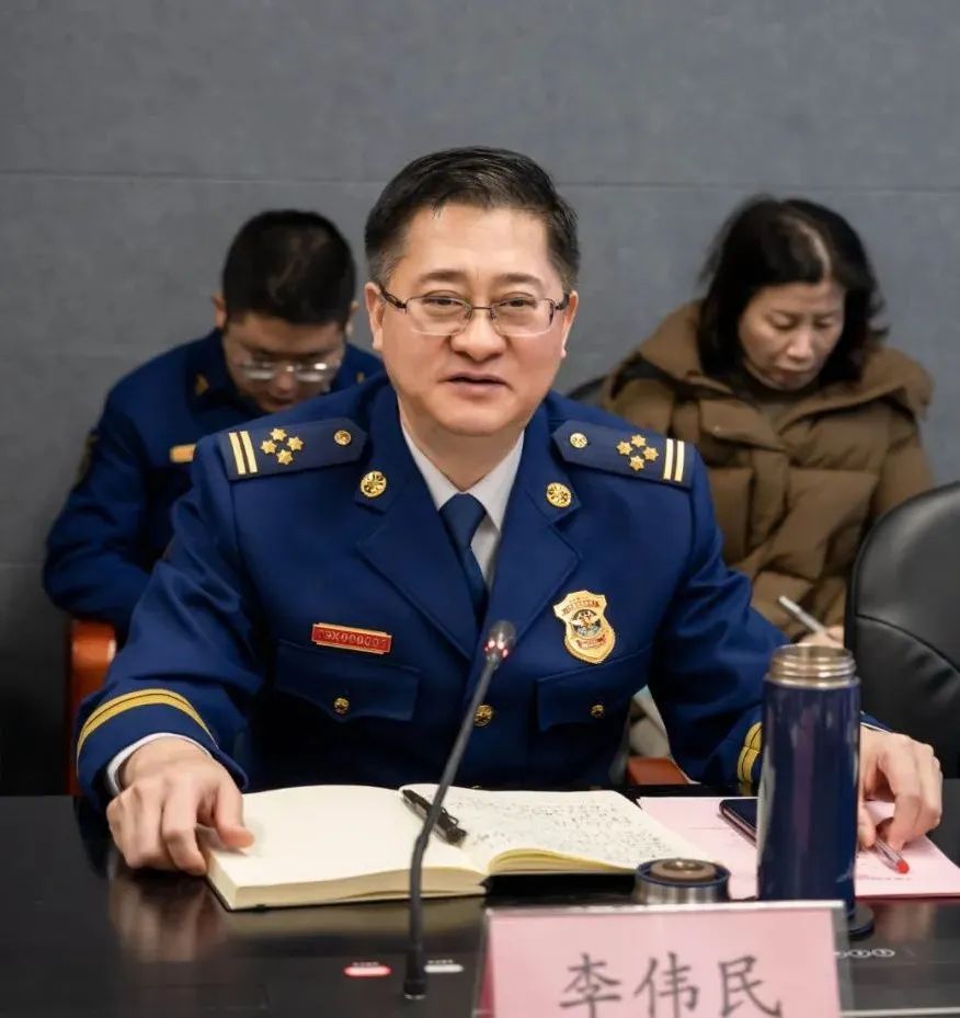 李伟民表示,要与上海民防一道,共同加强民防工程内消防安全管理,守护
