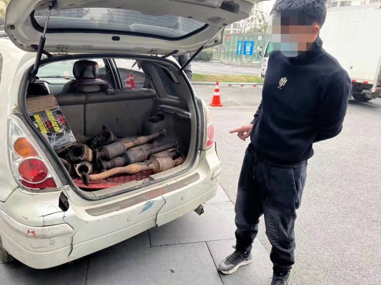 专偷车辆三元催化器盗窃嫌疑人及下家落网