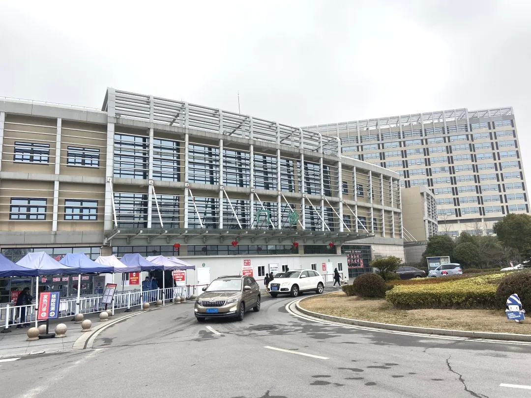 在复旦大学附属金山医院眼科,临近开学,带着孩子前来检查眼睛,验光