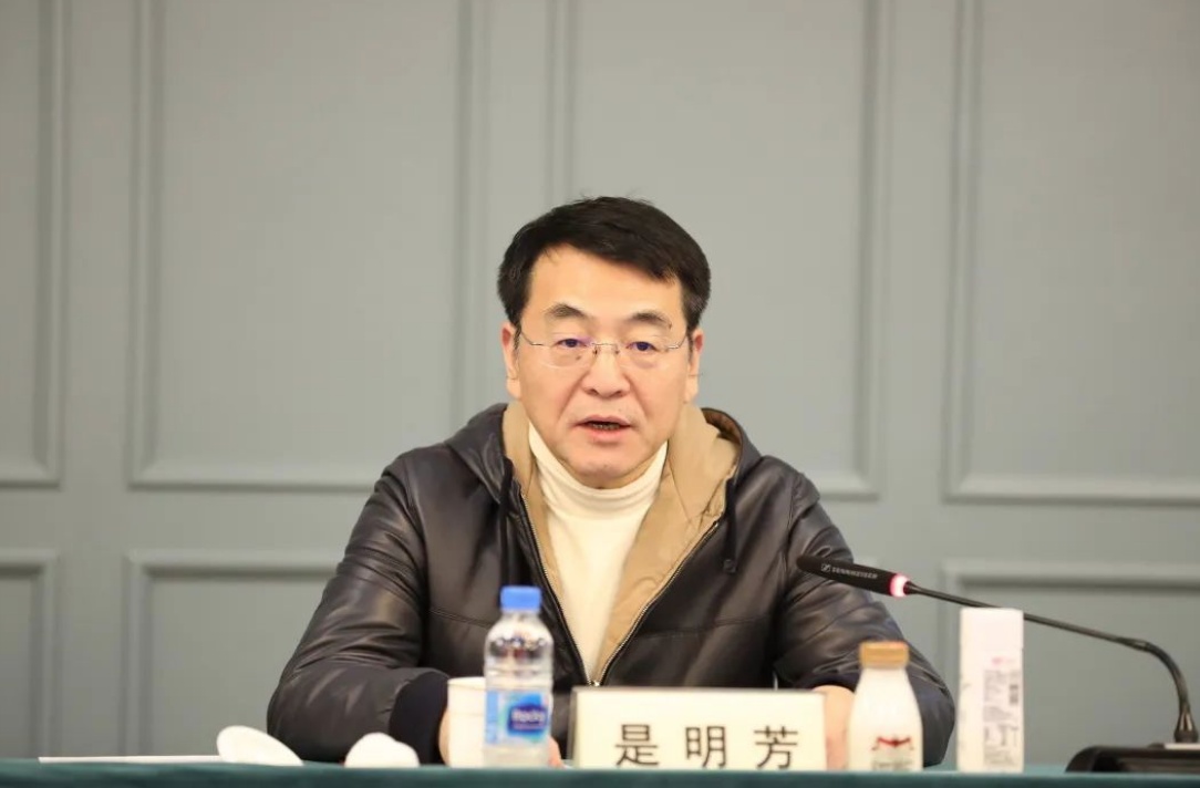 是明芳对崇明长期以来给予企业发展的支持帮助表示感谢.