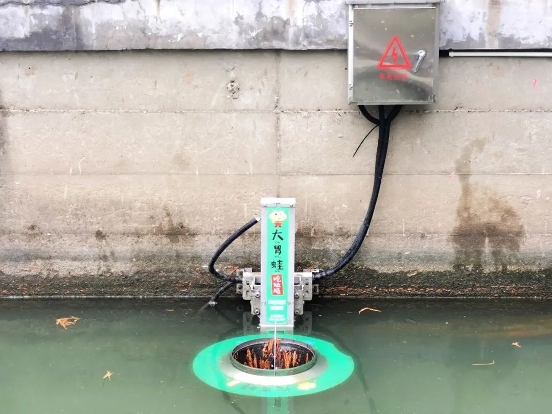 在河道的东南角看到了全新启用的"大胃蛙"水面垃圾自动收集设备,彼时