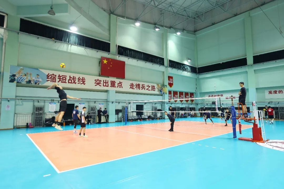 上海排球吹响新周期号角训练馆的那面墙诠释了一切