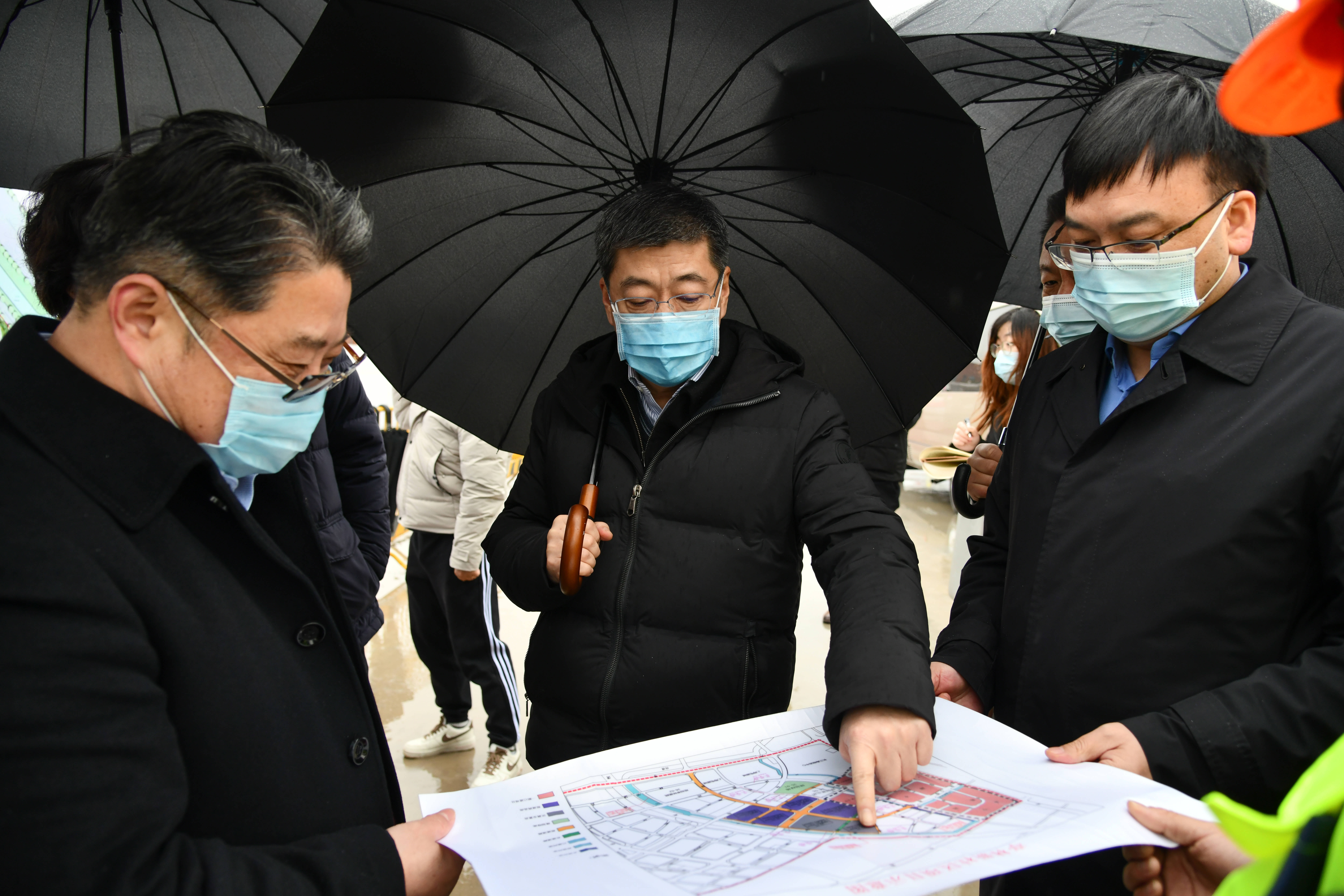 详细了解了亭林镇疫情防控与医疗救治工作情况,工地安全生产情况,工业