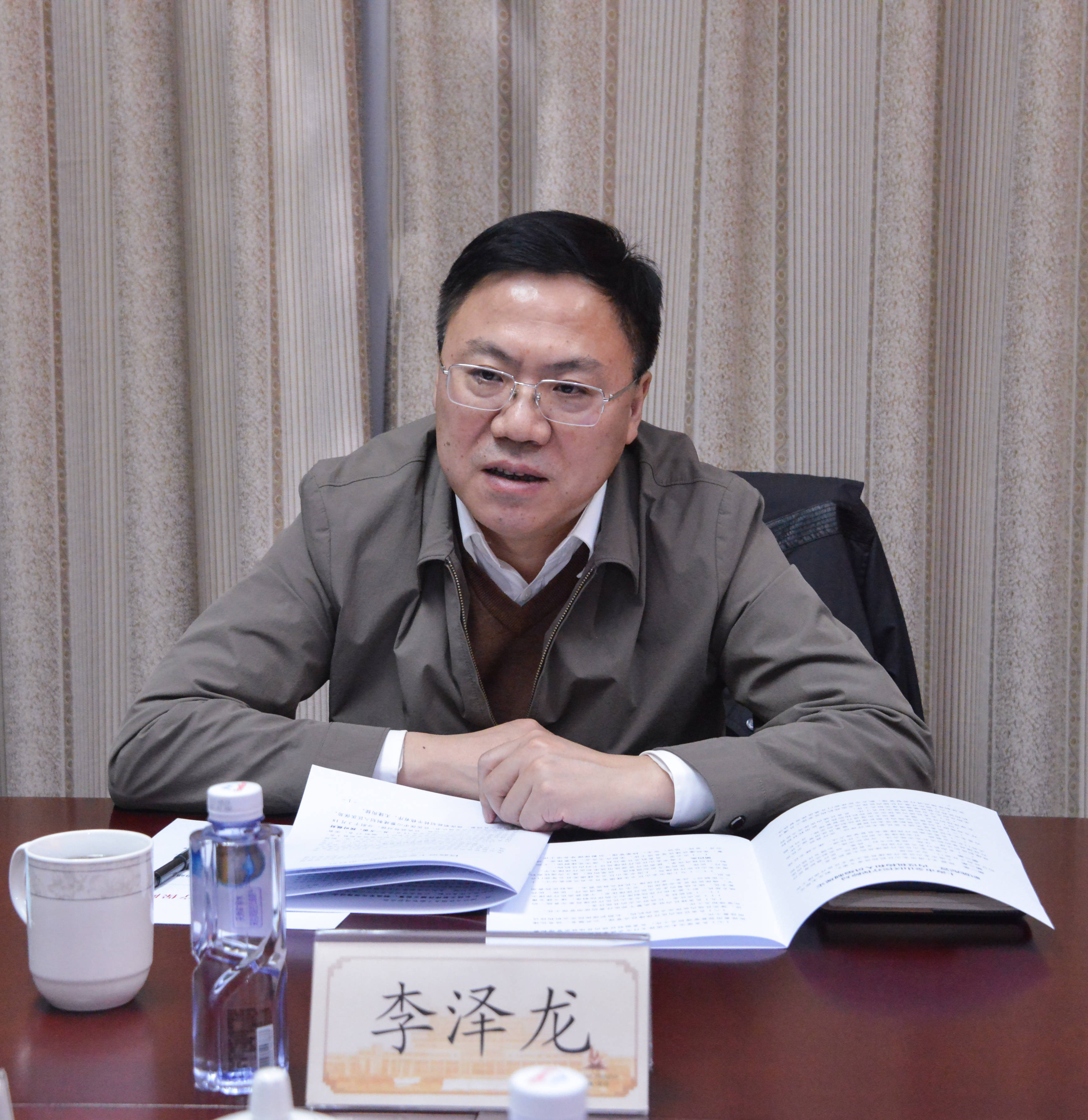 李泽龙为市民提供高质量高效率的医保服务