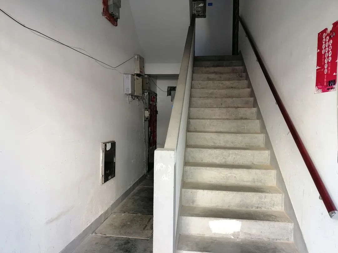 四团镇老旧小区加装扶手微改造暖心又实在