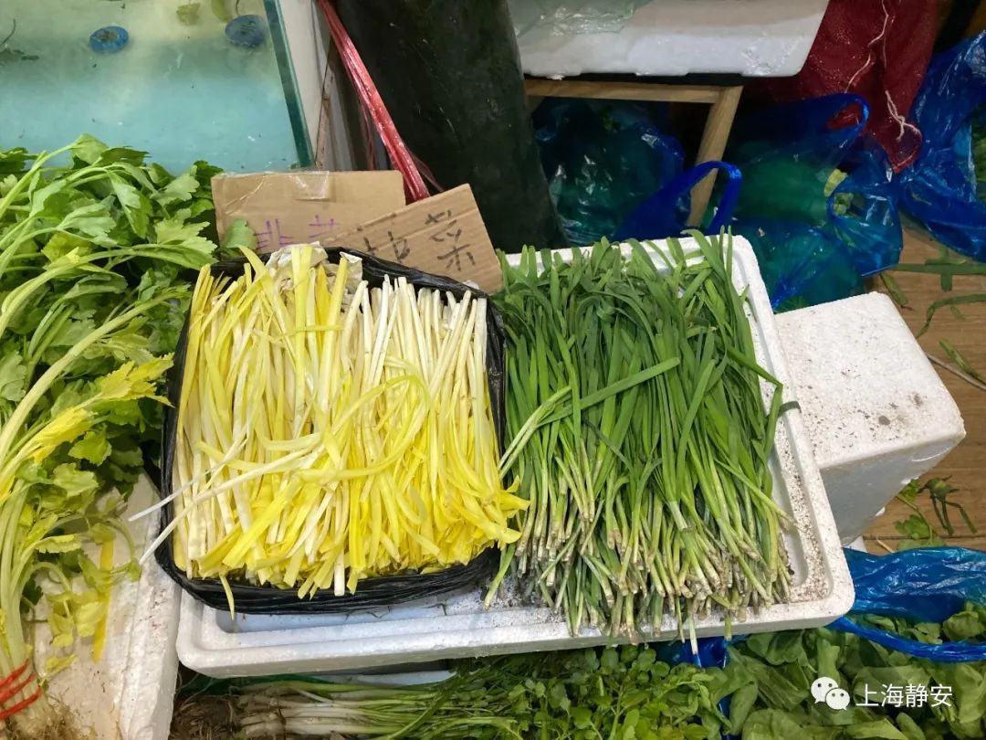 心心念念的头茬露天韭菜包的三鲜馅水饺落肚了鲜甜美爽跳跃