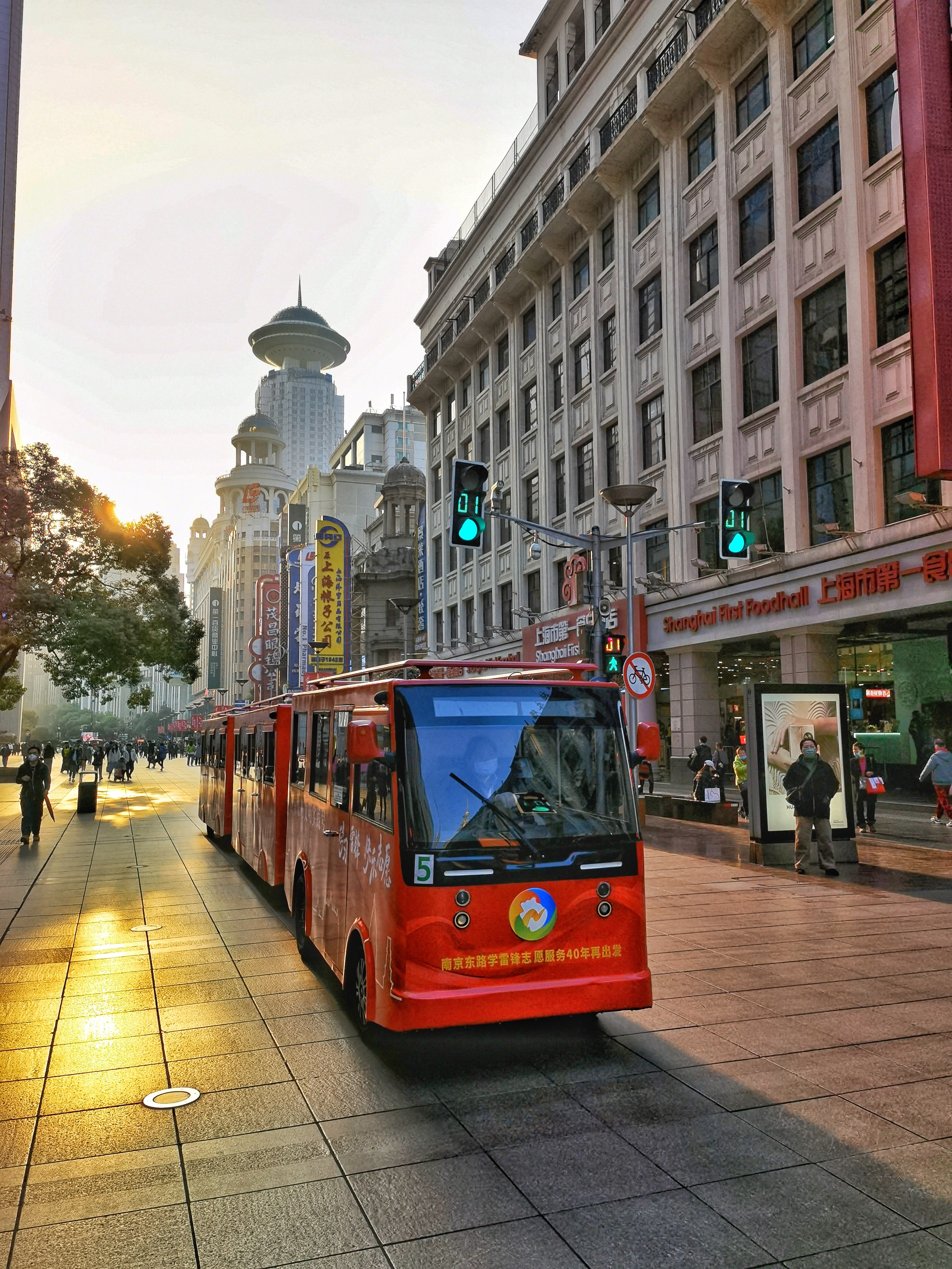 南京东路文明实践号铛铛车发车啦有故事听哦