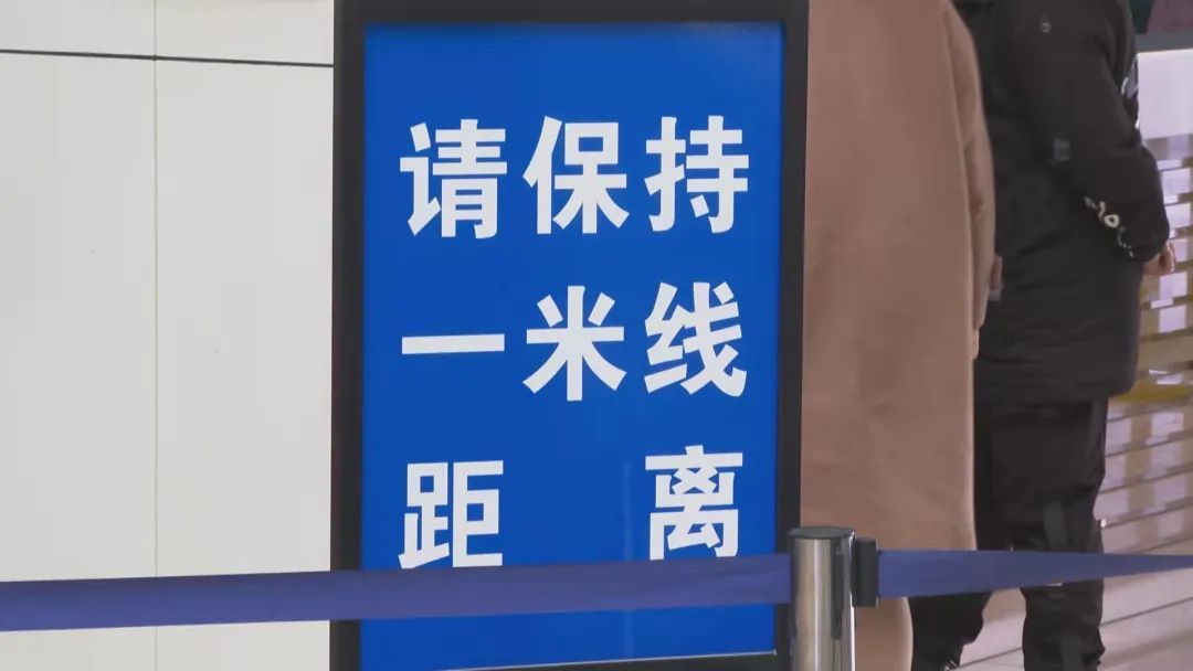在新华医院崇明分院,记者看到,门诊大厅内设置了一米线,防疫告示牌等