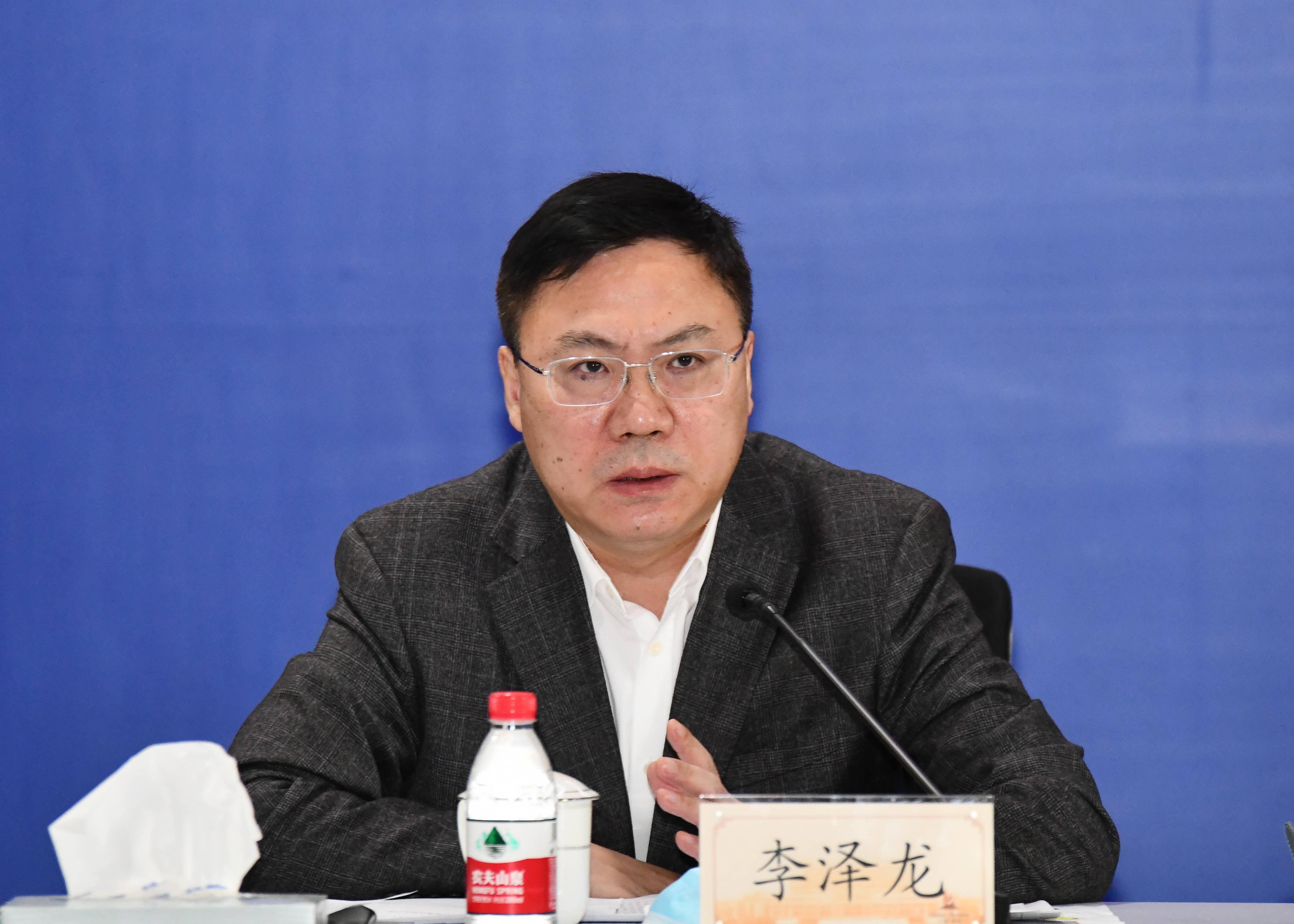 李泽龙要求,要准确把握疫情防控最新指示要求,加强重点区域筛查,做到