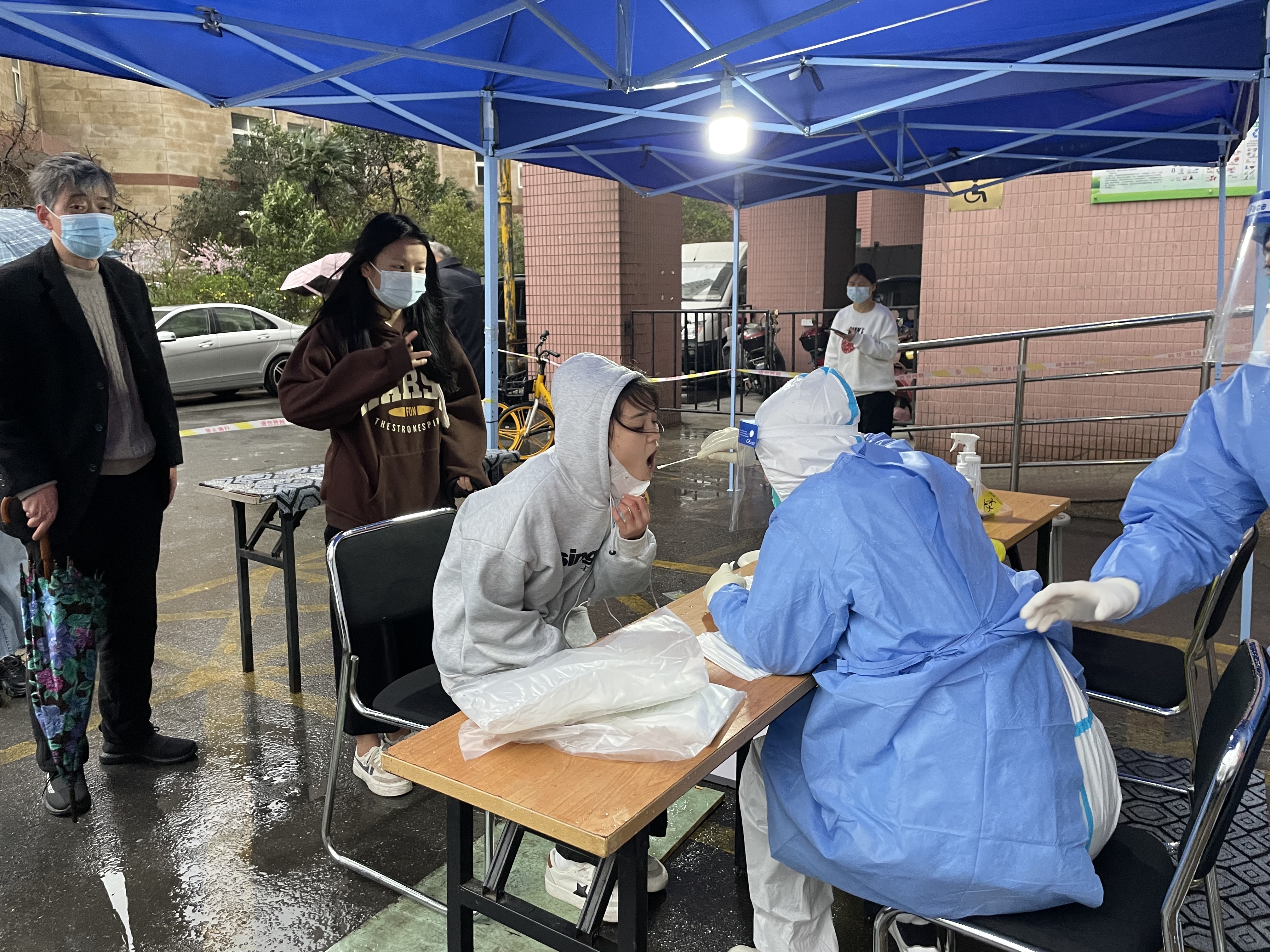 视频丨记者实录雨天的核酸筛查现场