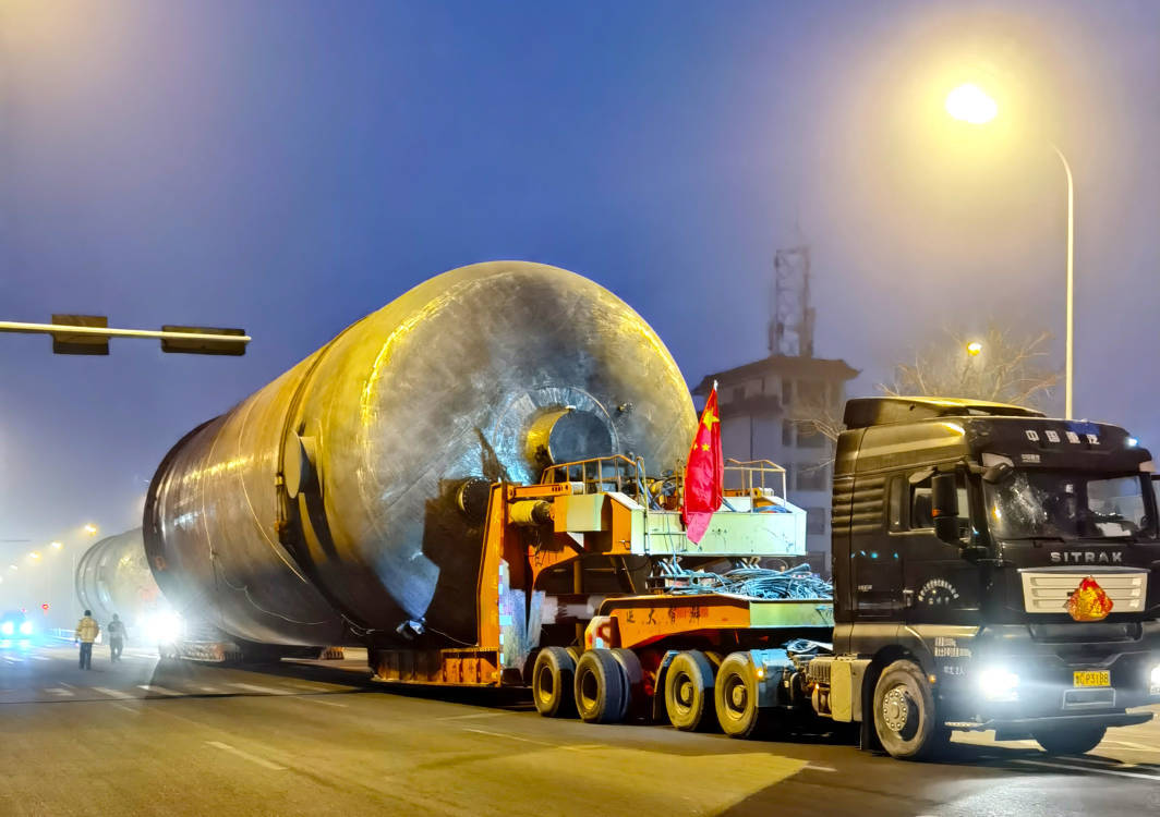 组图丨威海特大焦炭塔设备启运巴西