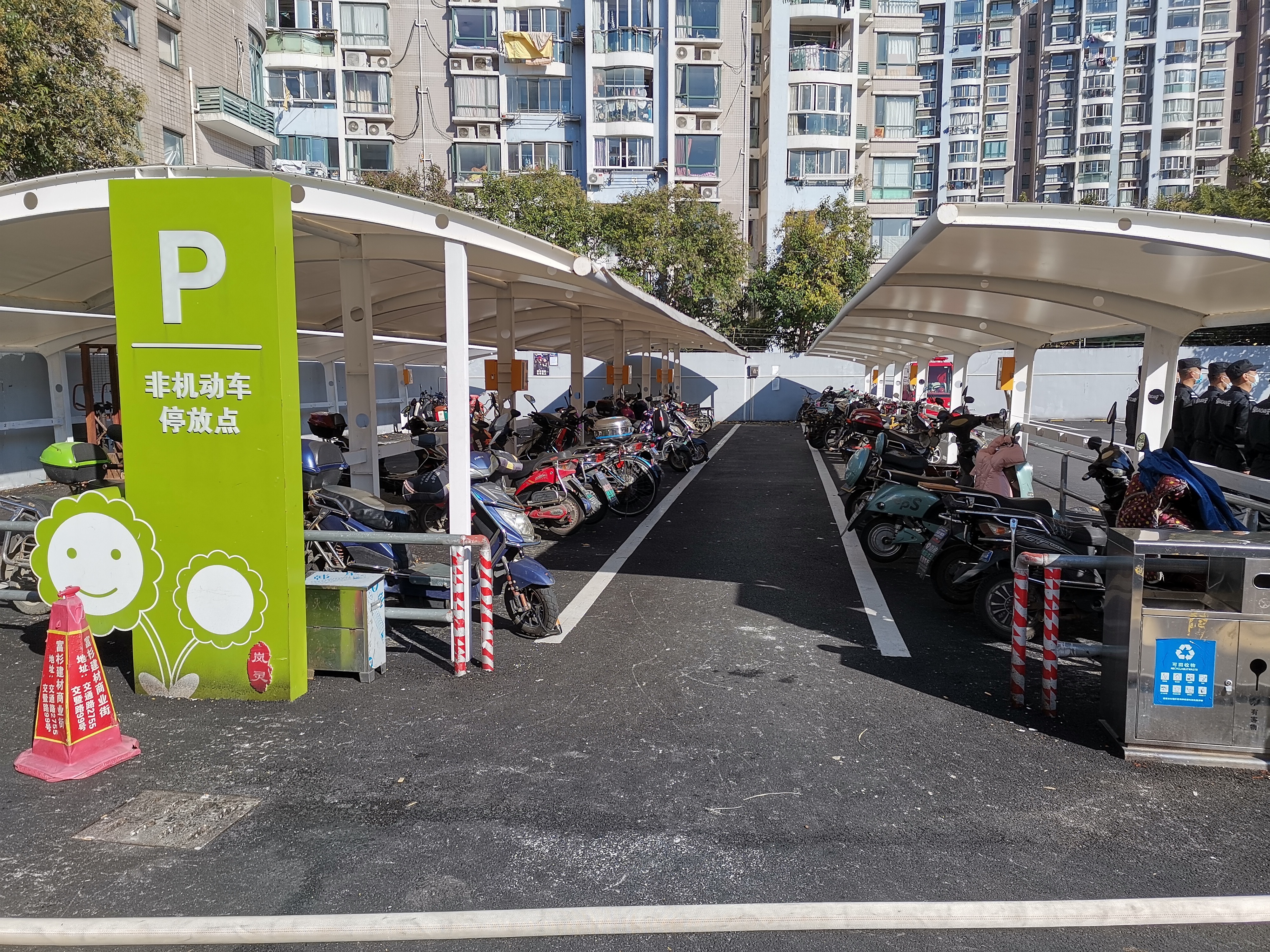 11个非机动车棚202个充电车位这个市场腾地建棚只为充电更安全