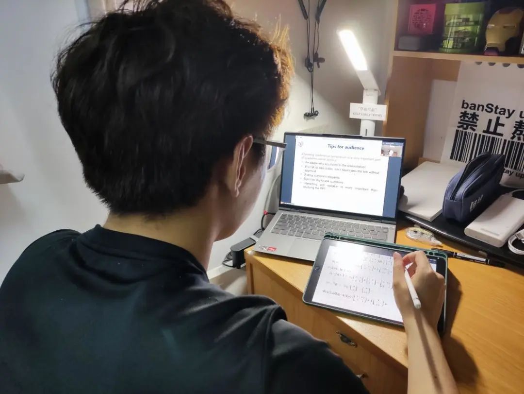 启动全面线上教学的第一天,伴随着线上上课铃声的响起,全校万余名本科